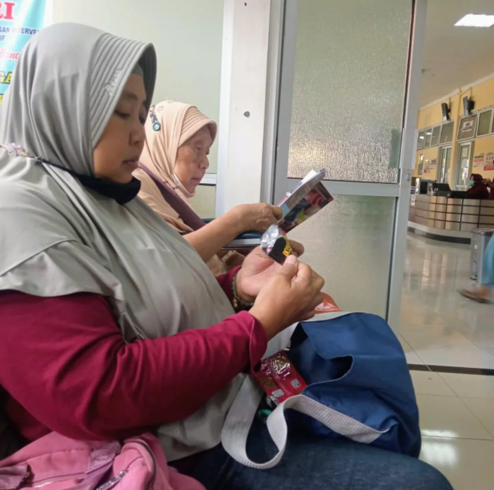 Cara 'Anti BT' Saat Antre Berobat: Lakukan Hal Bermanfaat dengan Membaca dan Membuat Kerajinan